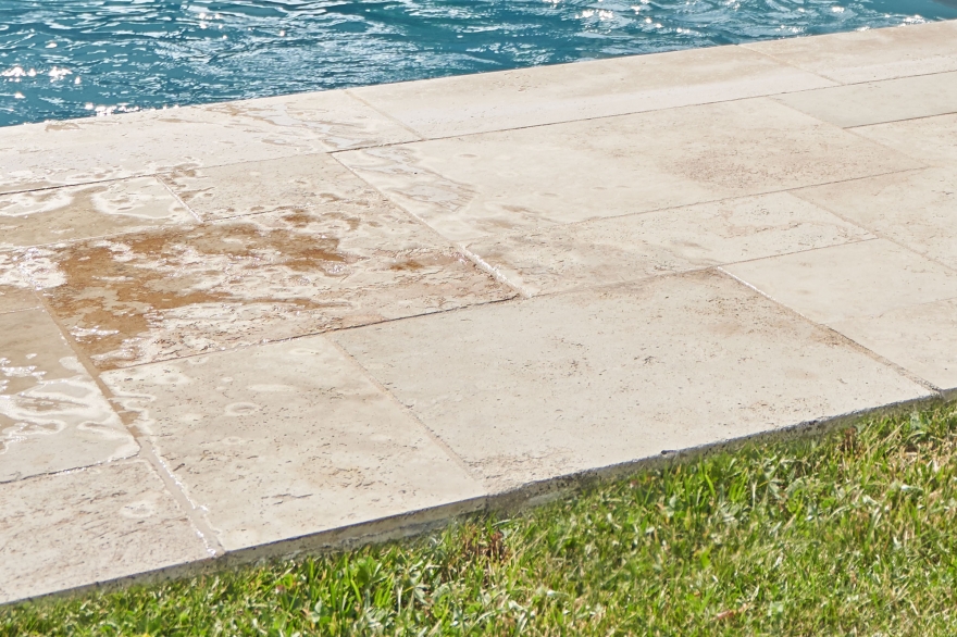 Dalles et pavés pour plage de piscine