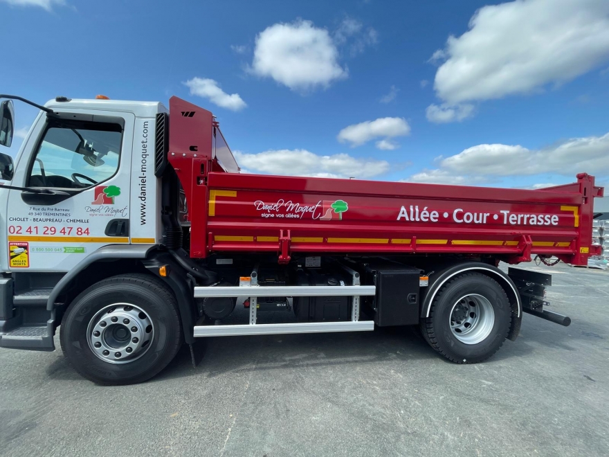 Un nouveau camion benne et une nouvelle mini-pelle, pour répondre à vos demandes !