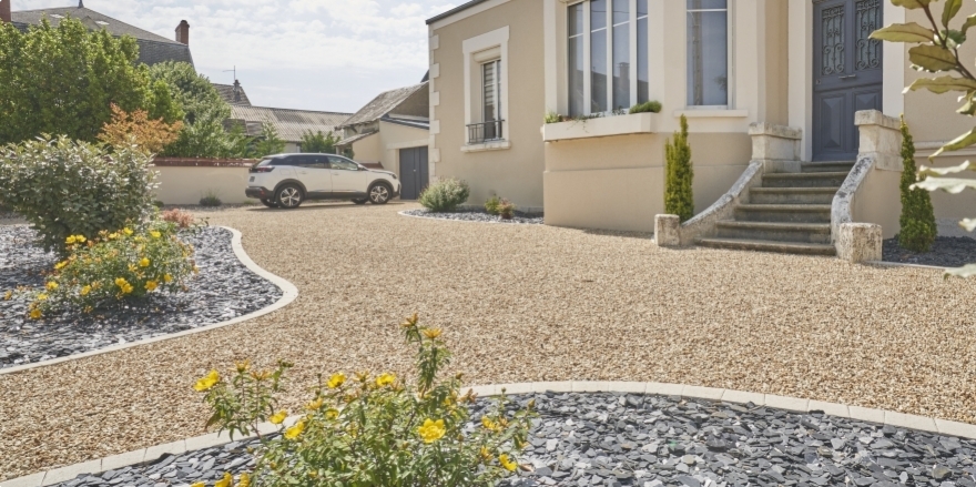 All&eacute;e de garage avec style traditionnel