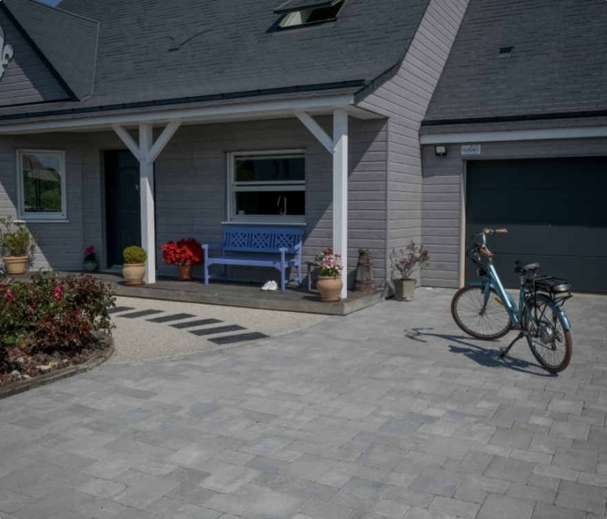 All&eacute;e de garage avec style traditionnel