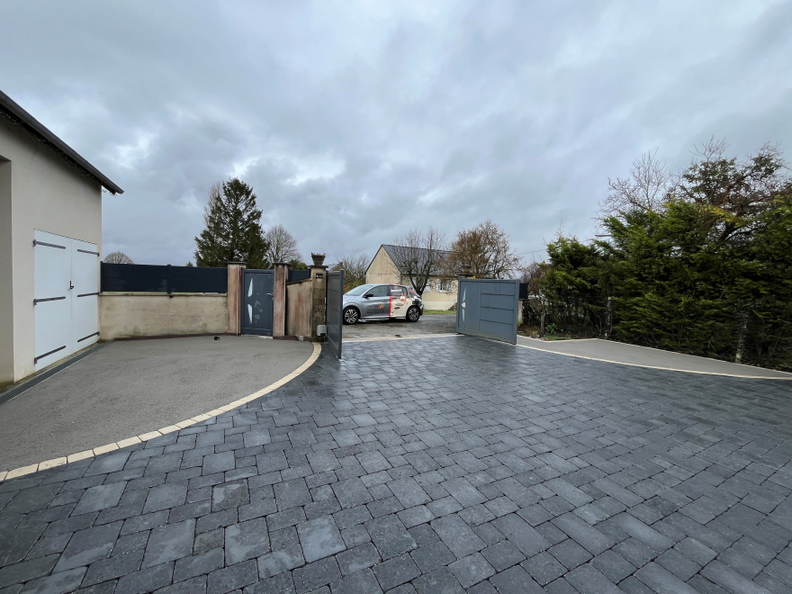  Chantier du mois &agrave; Beaumont-en-V&eacute;ron : une cour alliant esth&eacute;tique et durabilit&eacute; !