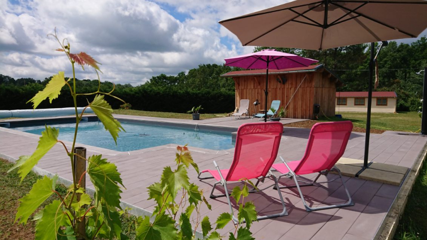 Terrasse de piscine en b&eacute;ton imitation bois