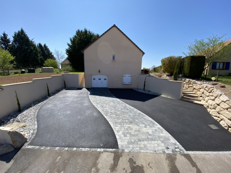 All&eacute;e de garage mixte enrob&eacute; et pavage