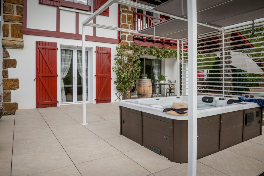 Terrasse Dalles avec spa