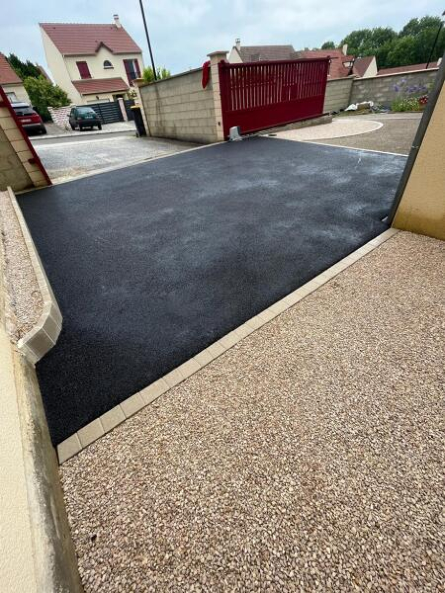 All&eacute;e de garage en Alv&eacute;ostar&reg;, enrob&eacute; &agrave; chaud et pav&eacute;s La Couture&reg; 