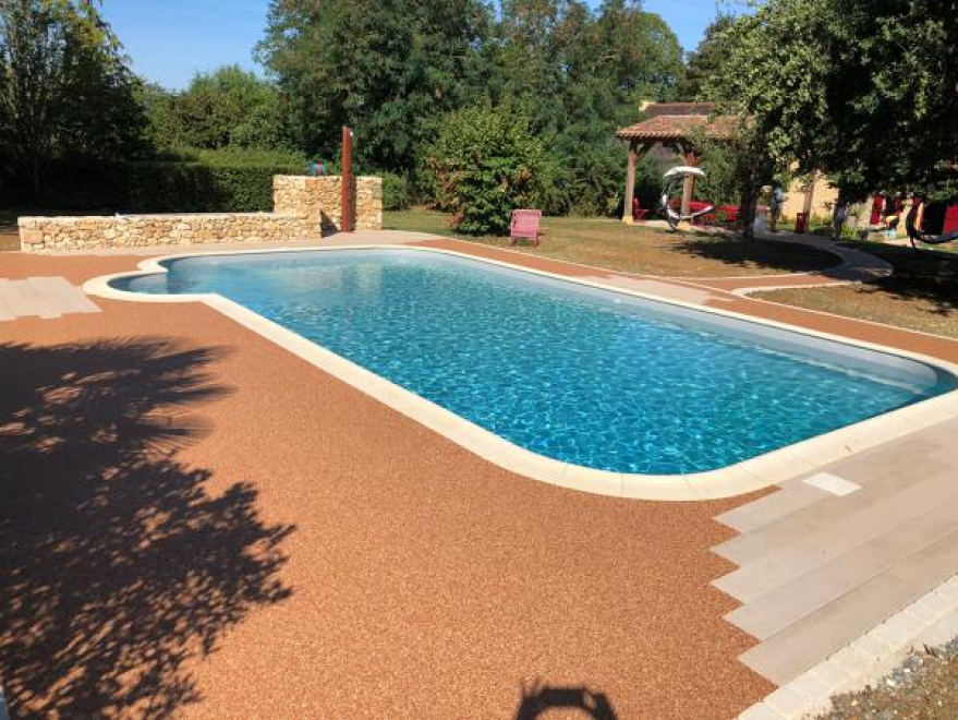 Plage de piscine avec insertion gr&egrave;s c&eacute;rame