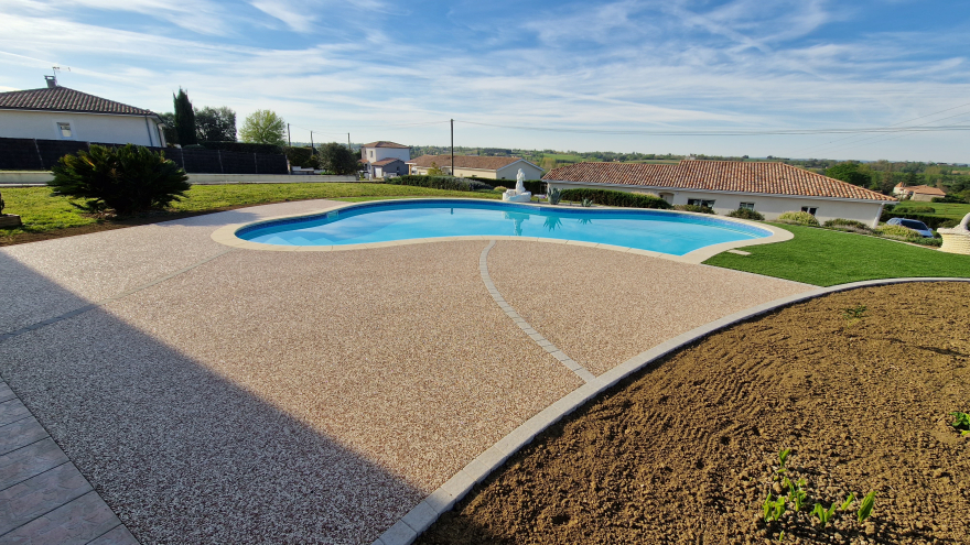 Chantier du mois &agrave; Lagupie : une plage de piscine &eacute;l&eacute;gante et confortable avec l'entreprise LARROSE BONNIN