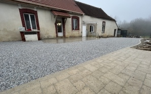 Cour en Alvostar, dallage multiformat et Dm profil16761