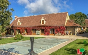 Terrasse en Alvostar, dallage multiformat et grs crame piscine avec bche  barre17546
