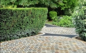 Chemin en enrob� � chaud avec des bordures pav�s gres ocre22149