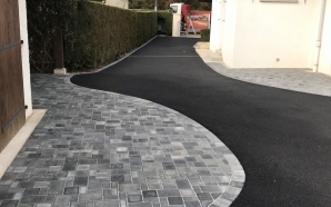 Cour en enrob� noir � chaud et pavage - Entreprise Tillier 6830