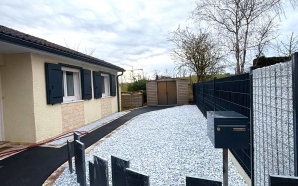 Devant de maison en enrob� noir � chaud et bordures pav�s  21275