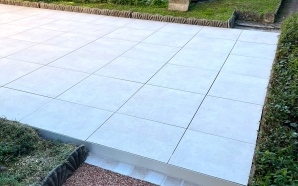 Entr�e de maison en enrob� rouge et terrasse en gr�s c�rame 21789