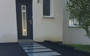 Entr�e de maison en Dallage et enrob� noir � chaud7226