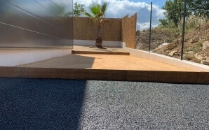 Terrain de p�tanque entour� d'enrob� � chaud et d'Alv�ostar 8827
