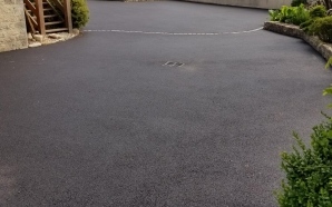 Cour en enrob� � chaud et Bordure pav�15302