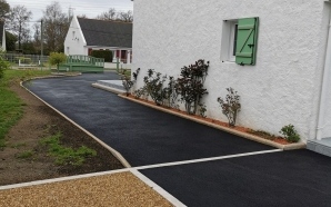 All�e de garage en Alv�ostar�, enrob� � chaud, gr�s c�rame, Pav� la couture� et terrasse sur plots10959