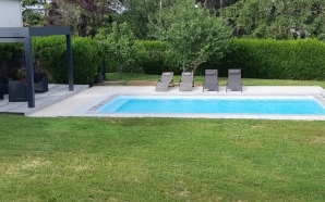 Plage de piscine en grs crame, Hydrostar et terrasse sur plots15197