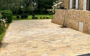 Entr�e de maison en enrob� � chaud et pavage dallage18689