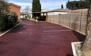 Cour en enrob� rouge � chaud8430