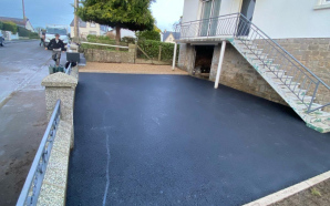 Cour en enrob� � chaud17350