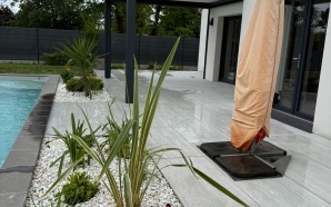 Terrasse en grs crame avec massif galets21901