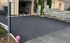 Entr�e de maison en dallage multiformat et enrob� � chaud22963