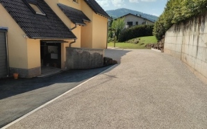 Chemin en Alvostar et enrob rouge  chaud9346