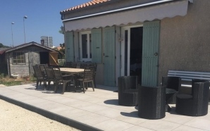 Terrasse dallage sur plots, bordures haute Couture gris et Alvostar3025