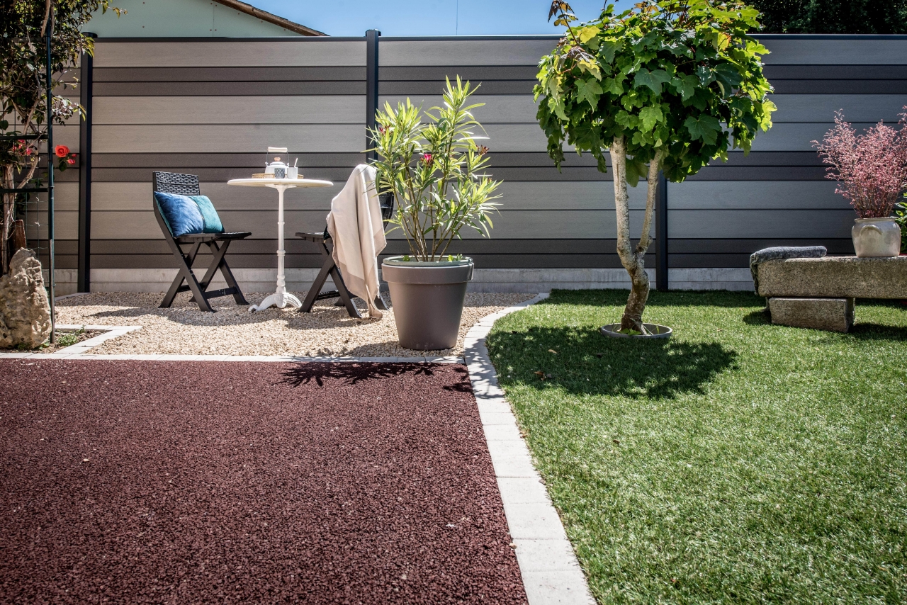 Gazon synthétique réaliste pour cour, terrasse, tour de piscine.