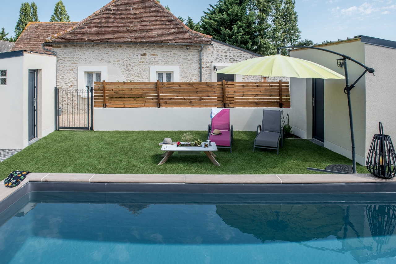 Gazon synthétique réaliste pour cour, terrasse, tour de piscine.