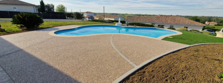 Chantier du mois � Lagupie : une plage de piscine �l�gante et confortable avec l'entreprise LARROSE BONNIN