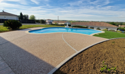 Chantier du mois � Lagupie : une plage de piscine �l�gante et confortable avec l'entreprise LARROSE BONNIN