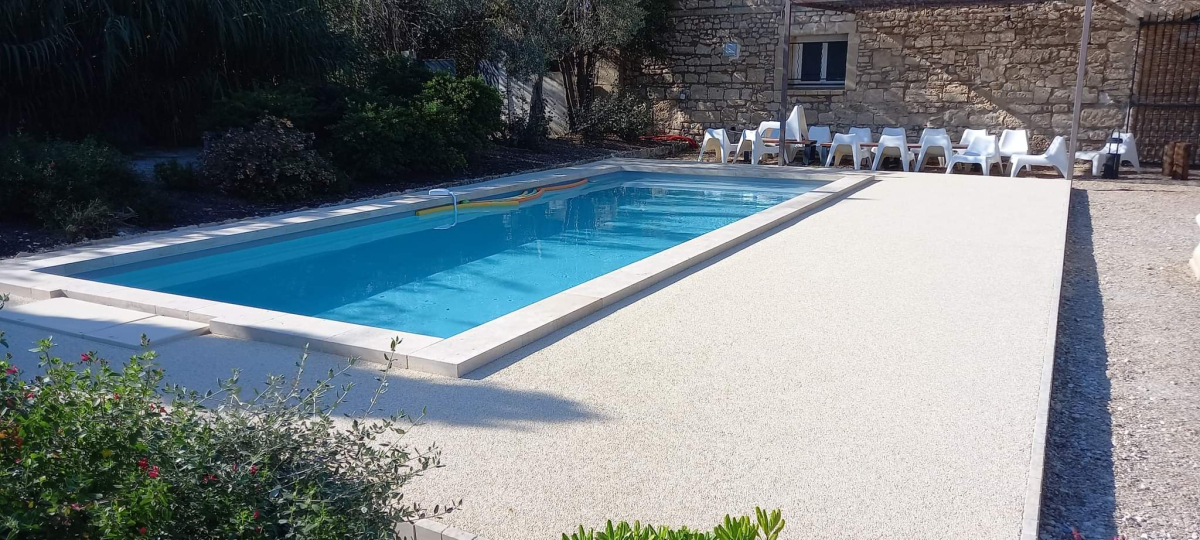 Plage de piscine en Hydrostar avec des  bordures hautes 