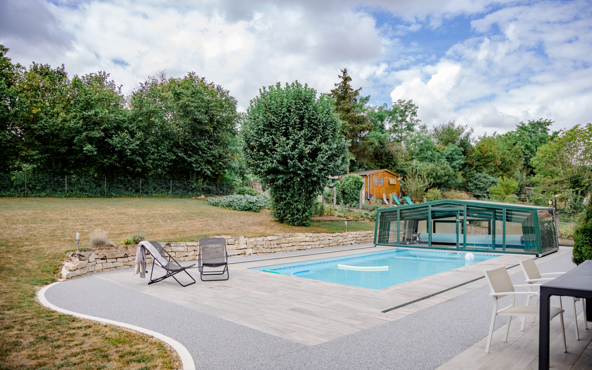 Plage de piscine en grs crame et Hydrostar