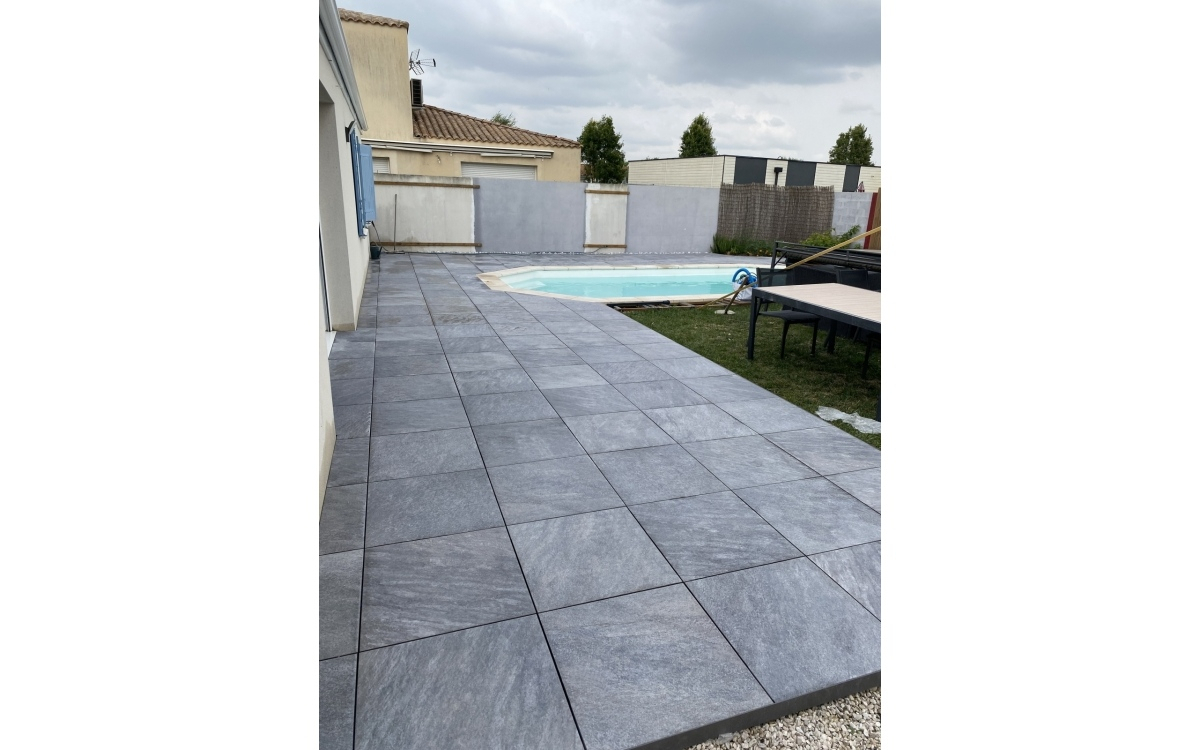 Plage de piscine en dallage sur plots et gr�s c�rame