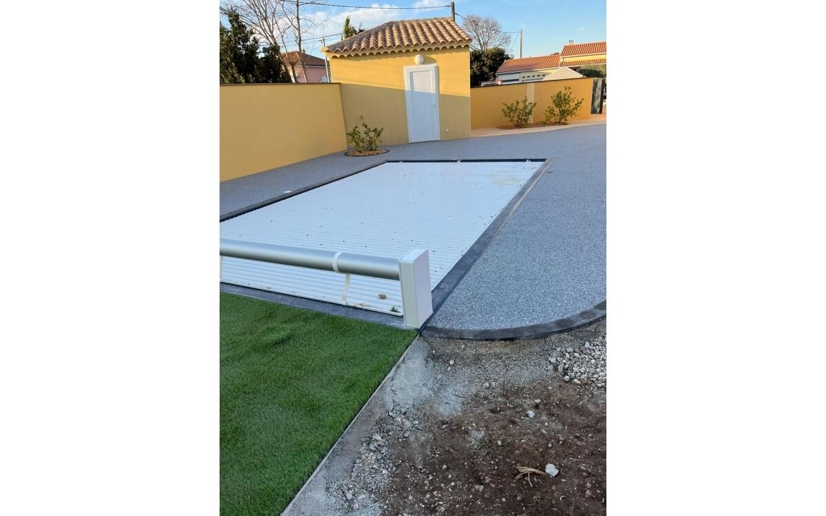 Plage de piscine en Dm green et Hydrostar