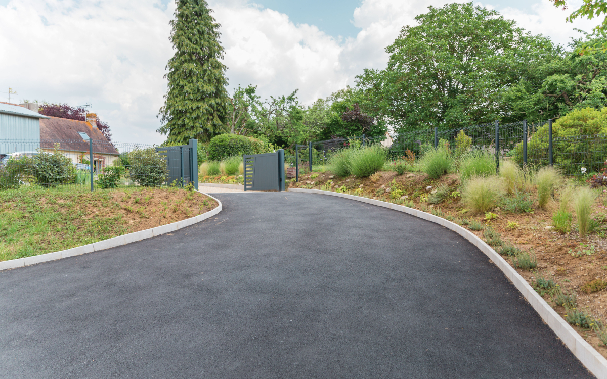 Chemin en enrob  chaud avec bordure haute couture