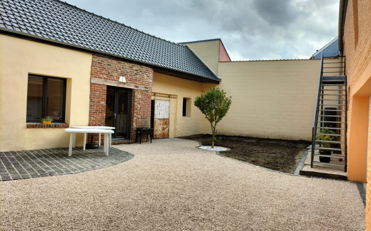 Cour en Alvostar et dallage pavage