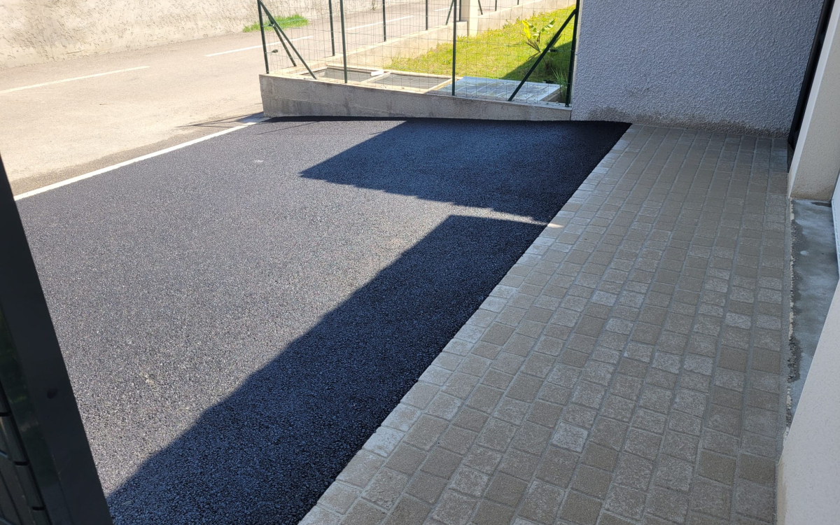 All�e de garage en enrob� � chaud et Pav� la couture�