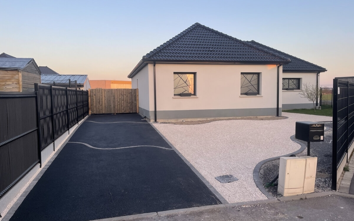 Entre de maison en Alvostar, enrob  chaud et Pav la couture