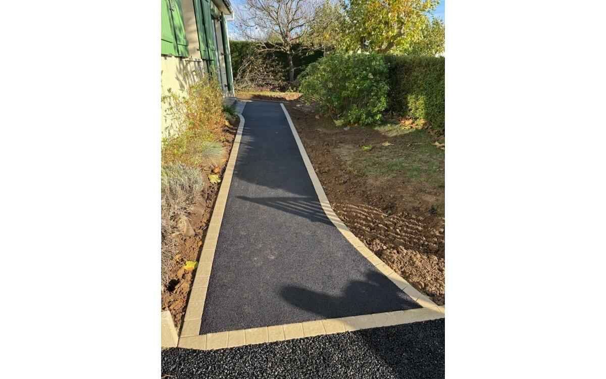 Chemin en enrob  chaud et Pav la couture