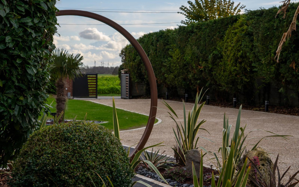 Cour en enrob� � chaud et Gravistar�