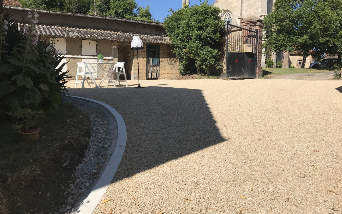 réalisation cour en alvéostar® ocre aménagé par hékimian près de