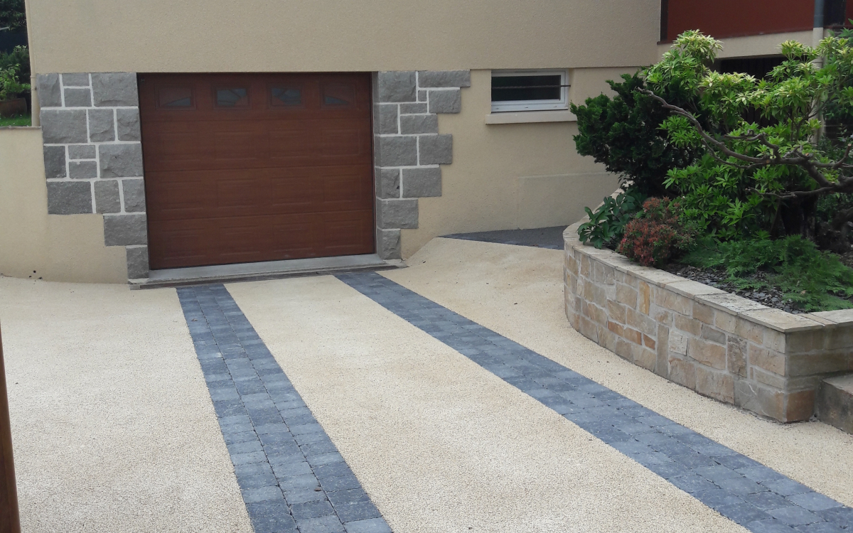 Allée de garage en résine et béton désactivé réalisé par Rota près de