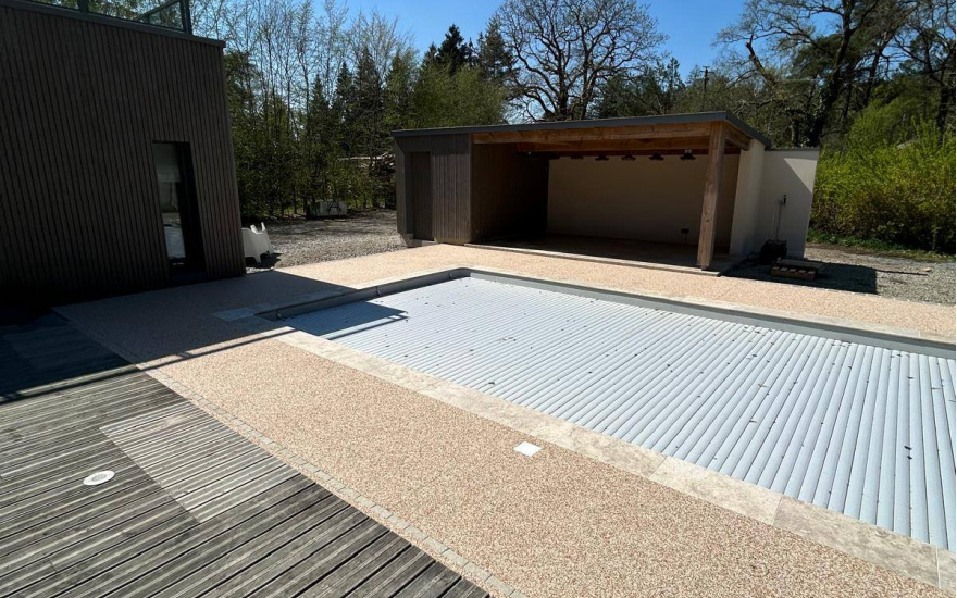 Plage de piscine en dallage sur plots, Dm profil, grs crame, Hydrostar et Pav la couture