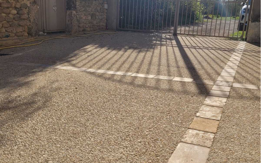 Cour en b�ton decoratif et pavage dallage