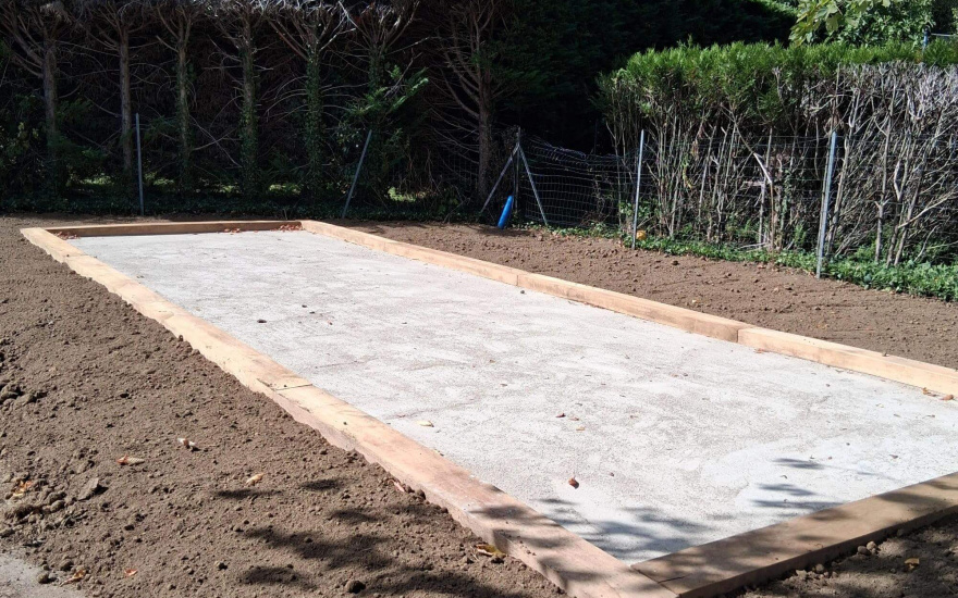 Aire de jeux en sable stabilis� et traverses en ch�taignier