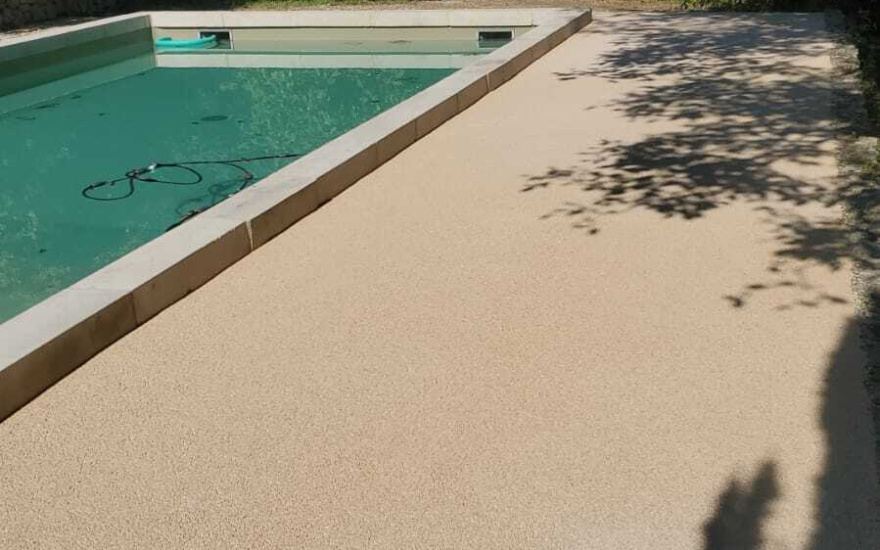 Plage de piscine en Min�ralstar � et Pav� la couture�