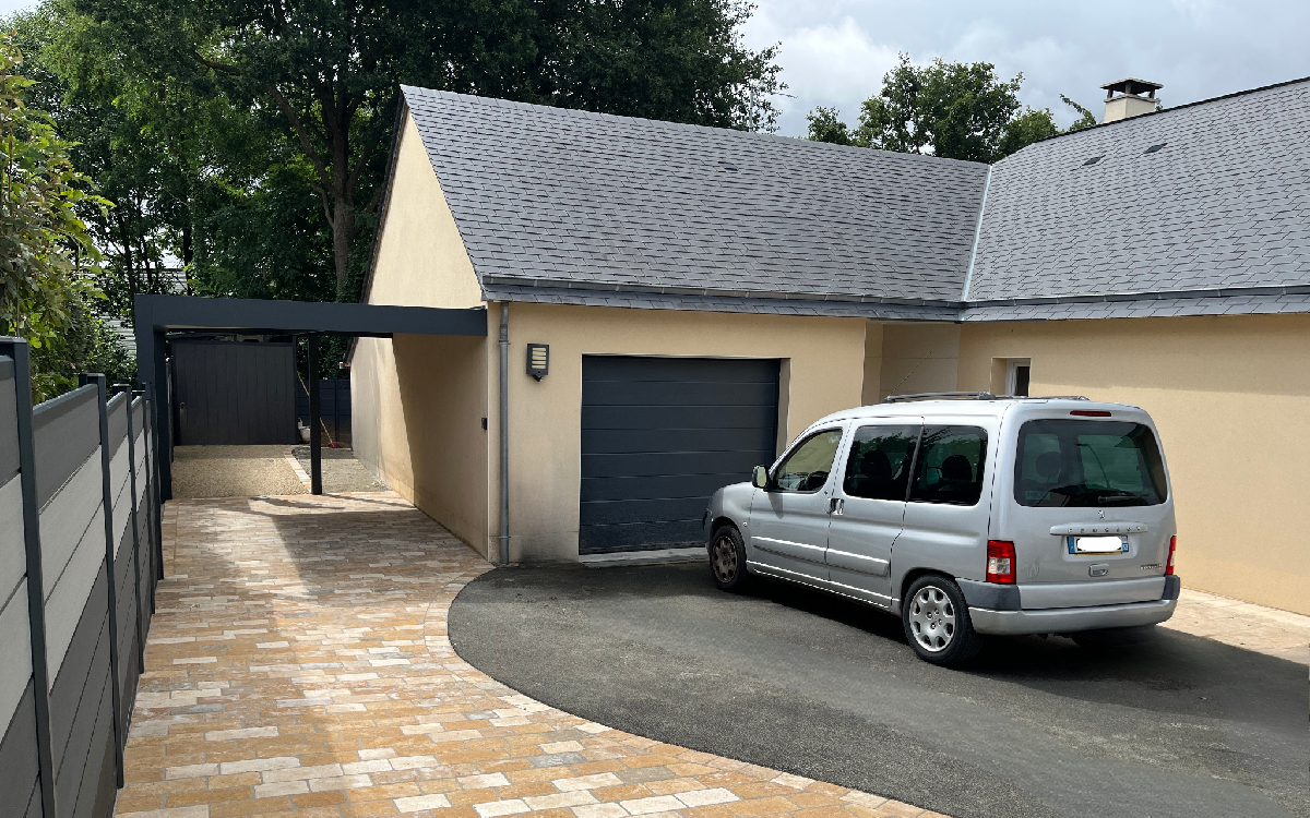 Cour en enrob� � chaud et pierra nature